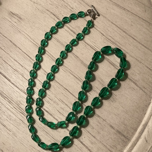 Vintage green glass bead necklace - Picture 5 of 7